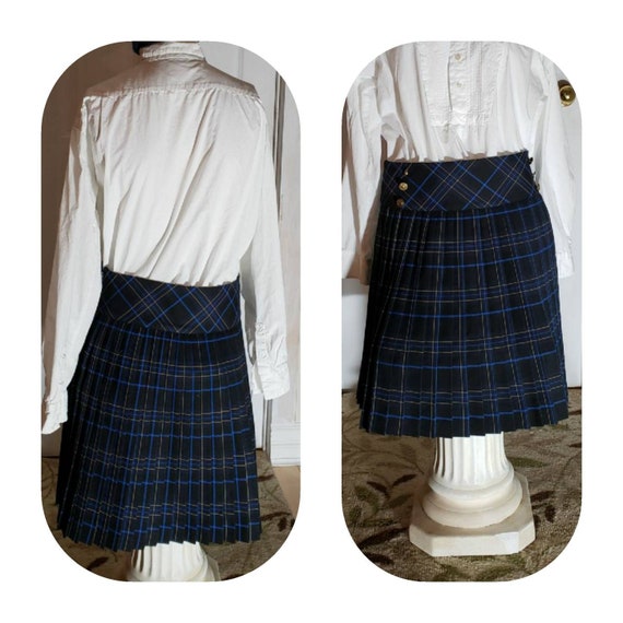 Accordion pleated dark-blue short skirt