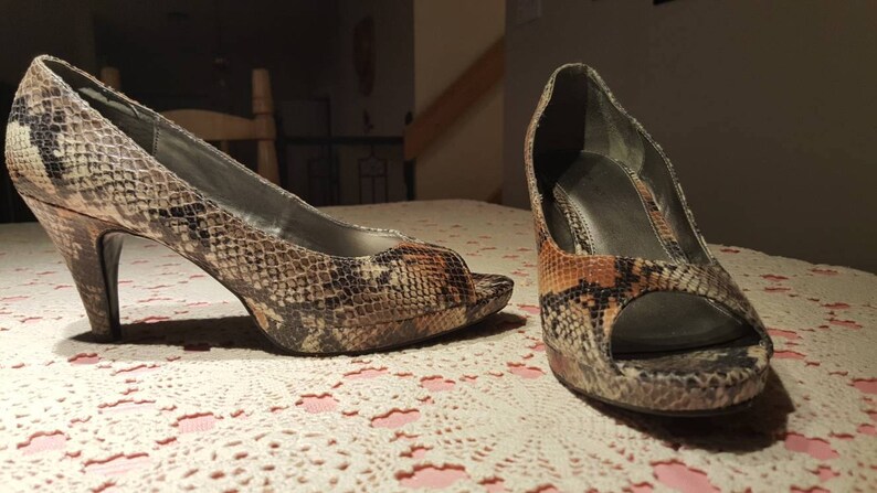 bandolino snakeskin pumps