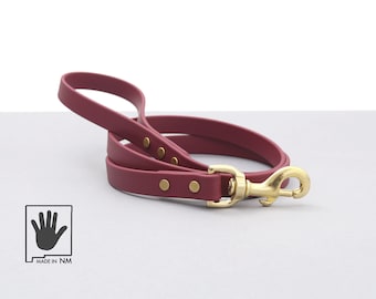 Correa impermeable para perros de color vino: biotano, fácil de limpiar, hecha a mano en EE. UU.