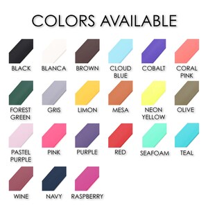 Puede incluir: Una carta de colores con el texto "COLORS AVAILABLE" en la parte superior. La tabla muestra 20 muestras de color, cada una etiquetada con un nombre de color, incluyendo negro, blanco, marr&oacute;n, azul nube, cobalto, rosa coral, verde bosque, gris, lim&oacute;n, mesa, amarillo ne&oacute;n, oliva, morado pastel, rosa, morado, rojo, espuma de mar, turquesa, vino, marino y frambuesa.