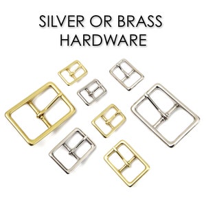 Puede incluir: Una variedad de hebillas de hardware plateadas y doradas en varios tama&ntilde;os. La imagen presenta hebillas rectangulares y cuadradas, mostrando los diferentes acabados met&aacute;licos. El texto en la parte superior dice "SILVER OR BRASS HARDWARE".