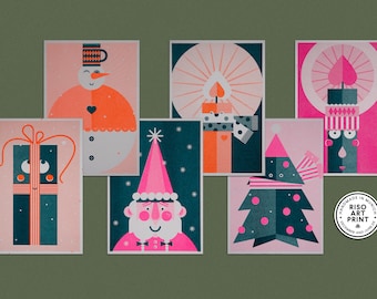 Könnte beinhalten: Satz von sechs illustrierten Weihnachtskarten mit einem Schneemann, einem Geschenk, dem Weihnachtsmann, einem Weihnachtsbaum und zwei Kerzen. Die Karten sind auf rosa Papier mit weißem Hintergrund gedruckt und haben ein blaues und oranges Farbschema. Die Karten sind handgefertigt in München von Riso Art Print.