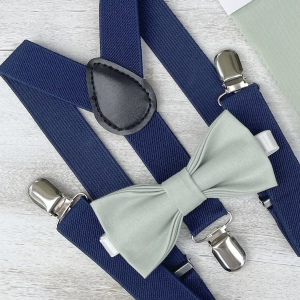 Dusty Sage Bow Tie & Navy Blue Suspenders , Carré de poche pour homme , Cadeau de porteur de l'anneau pour garçon , Cadeau de garçons d'honneur , Tenue de marié de mariage