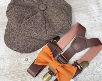 Taupe Zeitungsjungen Hut, Applejack Mütze, Orange Fliege, veganes Leder braune Hosenträger, Mens Kinder Baby Boy Ringträger Kleinkind Set