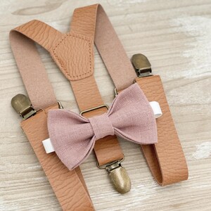 Dusty Rose Linen Bow tie & Suspenders | Leather Light Brown Braces | Groomsman Gift | Ring Bearer Outfit | Boho Rustic Wedding