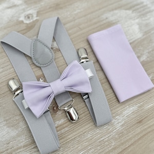 アイリス蝶ネクタイ＆ライトグレーサスペンダー - リングベアラー＆グルームズマン衣装、ラスティックウェディング、ポケットチーフ、幼児から大人までのサイズ