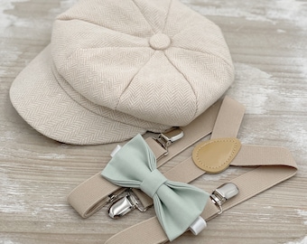 Jungen Flacher Hut, Applejack Zeitungsjunge Mütze, Dusty Sage Green Fliege & Hosenträger, Hochzeit Ringträger Outfit, Page Boy Hut, Neugeborenen Set