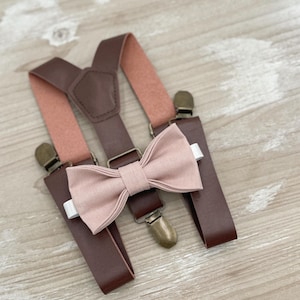 Vintage Rosen Fliege & Strapse, Leder Hosenträger, Leinen Cameo Fliege, Ringträger Outfit, Boho Rustikale Hochzeit