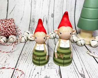 Muñeco de madera de duende navideño hecho a mano, una reliquia familiar.