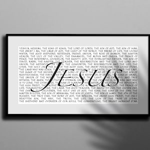 Op de afbeelding: Een zwart-wit typografieprint met het woord "Jezus" in grote, vetgedrukte letters. De print bevat een lijst met titels en beschrijvingen van Jezus Christus, waaronder "Koning der koningen", "Heer der heren", "Zoon van God", "Zoon des mensen", "Licht der wereld", "Brot des levens", "Goede Herder", "Verlosser", "Redder", "Vredevorst", "Meestergenezer", "Wonderbaarlijke Raadsman", "Machtige God", "Eeuwige Vader", "Opstanding en het leven", "Heer en Redder", "Heilige", "Grote Geneesheer", "Levende Steen", "Eerste en Laatste", "Koning van Israël", "Redder van de wereld", "Amen", "Levend Woord", "Man van smarten", "Vorst des levens", "Rechtvaardige", "Lam Gods", "Goede Leraar", "Gezalfde", "Uitverkorene", "Verlosser", "Heilige Gods", "Koning", "Koning der Joden", "Meesterbouwer", "Zoon van Abraham", "Zoon van Jozef", "Zoon van Maria", "Zoon van de Gezegende", "Ware Wijnstok", "Woord van God", "Redder", "Grote Hogepriester", "Eniggeboren Zoon", "Weg", "Waarheid", "Leven", "Leeuw uit de stam Juda", "Herder en Toezichthouder van onze zielen", "Hoeksteen" en "Morgenster".