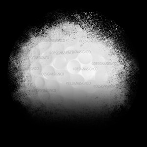 Könnte beinhalten: Graustufenbild eines Golfballs mit strukturierter Oberfläche und Vertiefungen. Der Ball ist vor einem schwarzen Hintergrund mit einem weißen, strukturierten Rand platziert. Der Text "DESIGN&SIGNCO" wiederholt sich über das Bild.