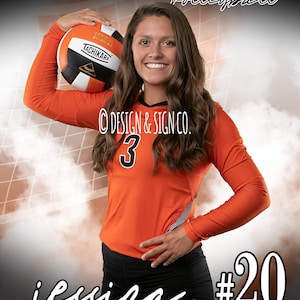 K&ouml;nnte beinhalten: Eine Volleyballspielerin tr&auml;gt ein orangefarbenes Trikot mit der Nummer 3 und h&auml;lt einen Volleyball in ihrer linken Hand. Die Spielerin l&auml;chelt und schaut in die Kamera. Der Hintergrund ist ein verschwommenes Bild eines Volleyballfeldes. Der Text "LADY JAYS volleyball" befindet sich oben im Bild. Der Text "DESIGN & SIGN CO." befindet sich in der Mitte des Bildes. Der Text "jessica #20 FREILING" befindet sich unten im Bild.