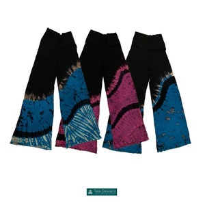 Op de afbeelding: Drie zwarte palazzo broeken met tie-dye patronen in blauw, roze en blauw. De broeken hebben een hoge taille en wijde pijpen. Het tie-dye ontwerp bevindt zich op het onderste deel van de benen.