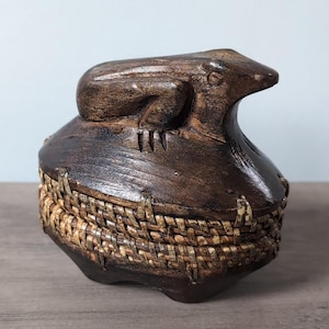 Vintage Lombok Basket with Carved Frog Topper / Woven Rattan Trinket Box / Mini Ketak Grass Basket / Indonesia Lidded Box Storage Container