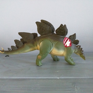 Jurassic Park Toy Kenner / The Lost World Vintage Spike Tail Stegosaurus dinosaur / Tail Whips back and forth / Gift for boys