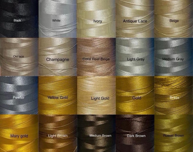K&ouml;nnte beinhalten: Ein Raster von Garnrollen in verschiedenen Farben, darunter Schwarz, Wei&szlig;, Elfenbein und Gold. Jede Spule ist mit ihrem Farbnamen beschriftet. Weitere Farben sind Beige, Grau und Braun.