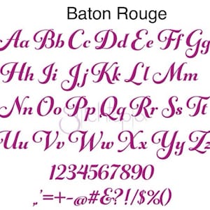 K&ouml;nnte beinhalten: Ein vollst&auml;ndiger Satz von Buchstaben, Zahlen und Symbolen in kursiver Schrift in Magenta. Der Text "Baton Rouge" steht oben. Geeignet f&uuml;r Designprojekte. Klare, gut lesbare Schrift.