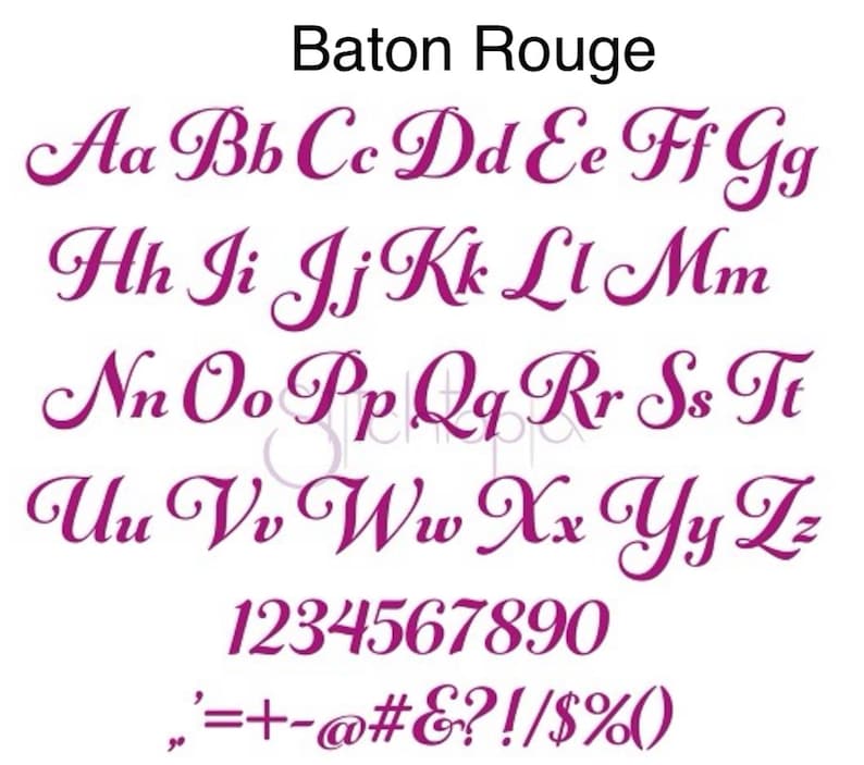 K&ouml;nnte beinhalten: Ein vollst&auml;ndiger Satz von Buchstaben, Zahlen und Symbolen in kursiver Schrift in Magenta. Der Text "Baton Rouge" steht oben. Geeignet f&uuml;r Designprojekte. Klare, gut lesbare Schrift.