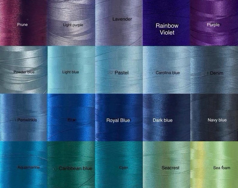 K&ouml;nnte beinhalten: Eine Farbpalette von Garnrollen in verschiedenen Blau-, Lila- und Gr&uuml;nt&ouml;nen. Jede Spule ist mit ihrem Farbnamen beschriftet, darunter "Prune", "Lavender", "Royal Blue" und "Sea foam".