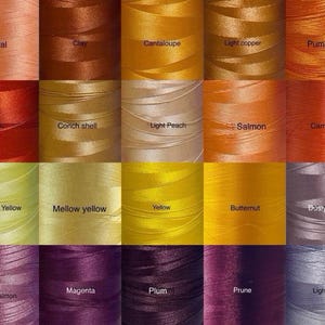 K&ouml;nnte beinhalten: Eine Sammlung farbenfroher Garnrollen, jede mit einem eindeutigen Farbnamen versehen. Die Farben reichen von Koralle, Ton und Cantaloupe bis hin zu Hellviolett, Lachspink und Magenta. Das Garn ist eng gewickelt und zeigt eine Vielzahl von Farbt&ouml;nen.