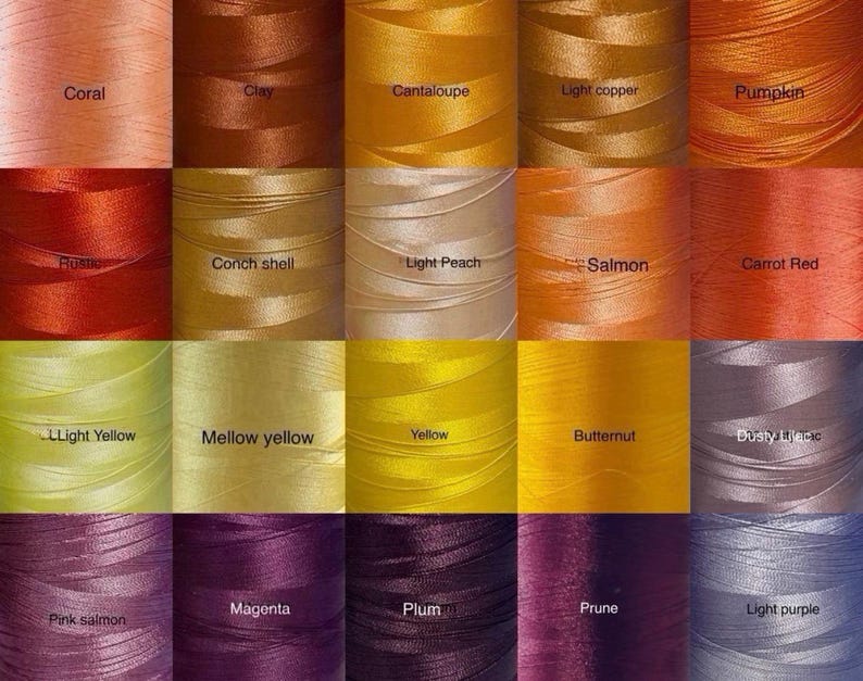 K&ouml;nnte beinhalten: Eine Sammlung farbenfroher Garnrollen, jede mit einem eindeutigen Farbnamen versehen. Die Farben reichen von Koralle, Ton und Cantaloupe bis hin zu Hellviolett, Lachspink und Magenta. Das Garn ist eng gewickelt und zeigt eine Vielzahl von Farbt&ouml;nen.