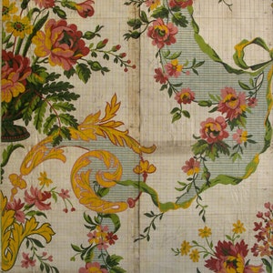 Pode incluir: Um design de tecido floral vintage com um padrão repetitivo de flores rosa, amarelas e verdes sobre um fundo branco. O design inclui um motivo estilizado em forma de folha amarela.