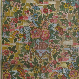 Puede incluir: Un patrón floral detallado con un jarrón central rebosante de flores rosas y rojas, rodeado de varias flores amarillas, rosas y azules. Hojas y tallos verdes se entrelazan sobre un fondo de cuadrícula, creando una estética vintage.