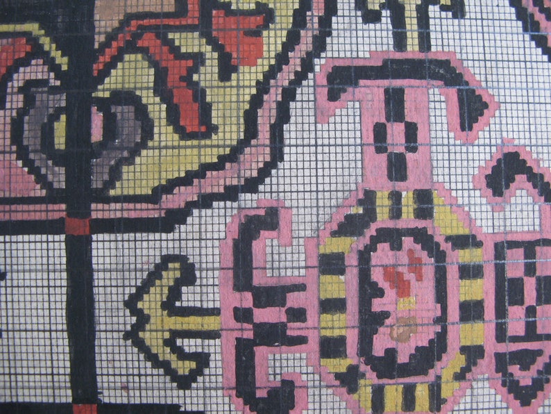 K&ouml;nnte beinhalten: Nahaufnahme einer handgestickten Stickerei mit einem Rastermuster. Das Design zeigt eine Mischung aus schwarzen, wei&szlig;en, rosa, gelben und roten F&auml;den. Das Design ist kompliziert und detailliert, mit einer Vielzahl von Formen und Mustern.