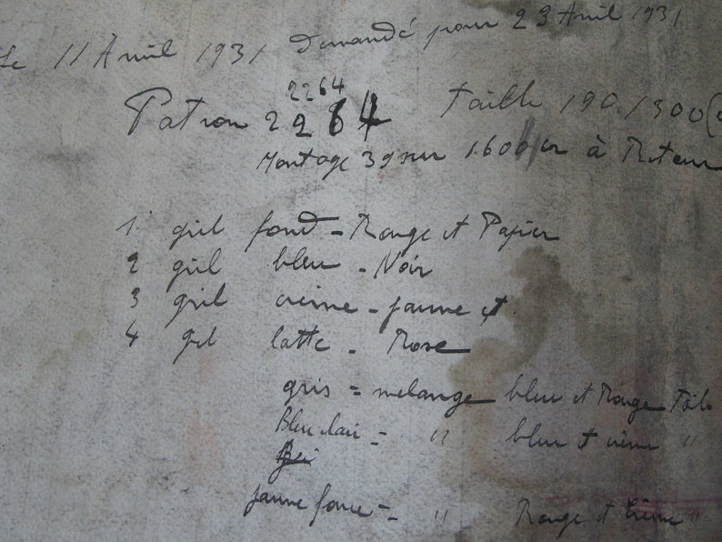 K&ouml;nnte beinhalten: Eine handgeschriebene Liste von Farben und ihren entsprechenden Schattierungen, darunter "fond - Range it Papier", "bleu - Noir", "creme - faune it", "latte - Rose", "gris - melange bleu it Rouge Talo", "Bleu lain - bleu it vine" und "jamme force - Range it creme".