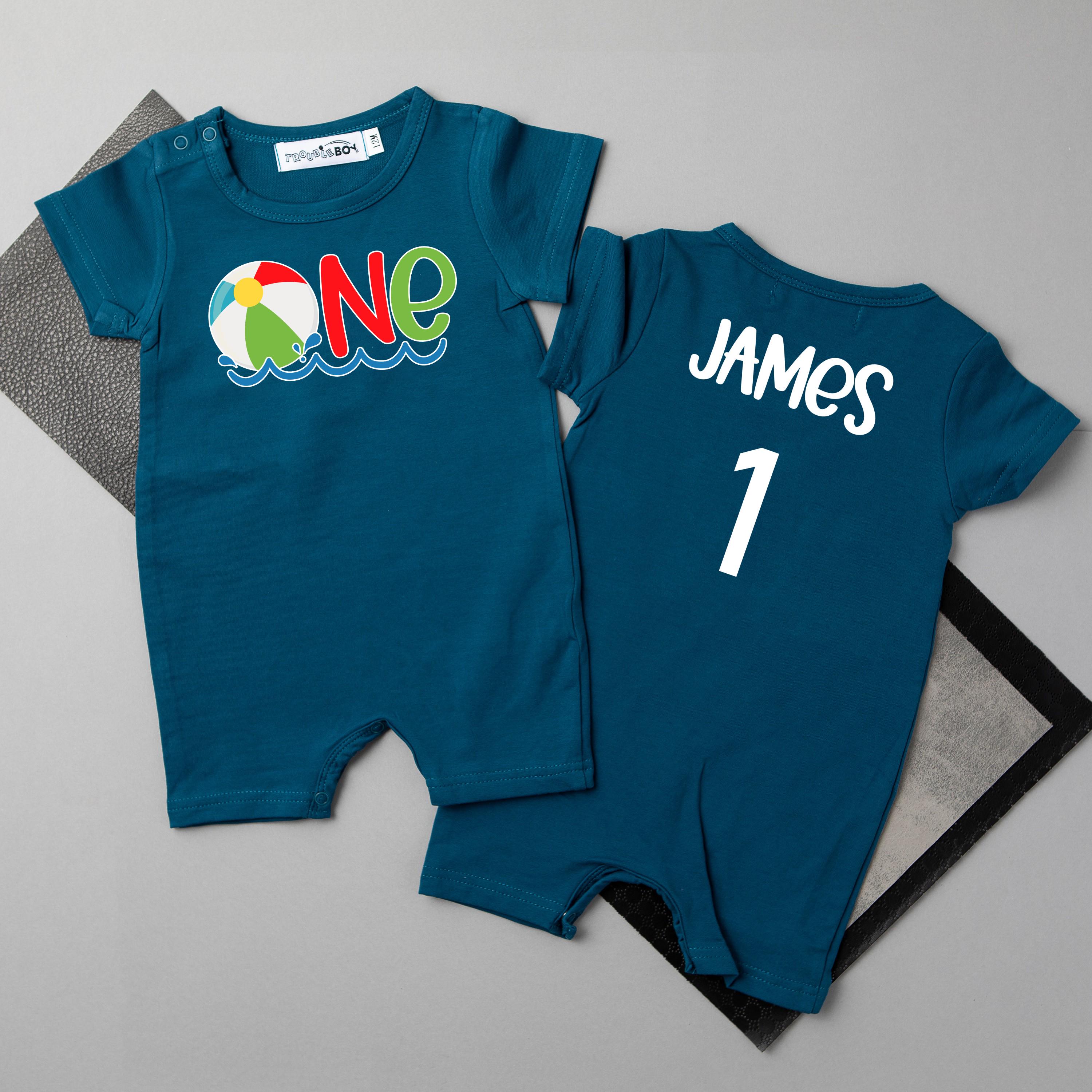 Combi-short slim bleu égéen pour 1er anniversaire Un ballon de plage. Tenue de plage personnalisée pour premier anniversaire.  Anniversaire de bébé sur la plage