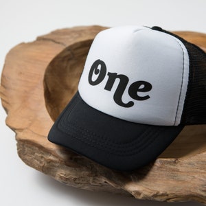 Gorra de camionero de primer cumpleaños: Snapback retro "One"