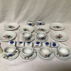 Strombecker Barbie Miniature Dish Set: 32-Piece Doll Set