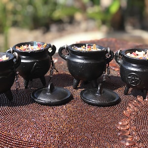Cauldron Soy Candle: Ritual Intention Candle with Quartz Crystal & Rose Petals