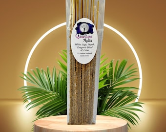 Può includere: Un pacchetto di 12 bastoncini di incenso fatti a mano di alta qualità con uno sfondo bianco e il testo "Quantum Mystics White Sage, Myrrh, Dragon's Blood & Lotus 12 Premium Handmade Incense Sticks".