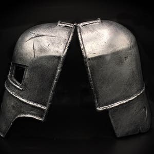 Casque Iron man Mark1 à l'échelle réelle, minutieusement détaillé et peint pour ressembler à de l'acier véritable en ajoutant des dégâts de combat pour un objet de collection ou un cosplay