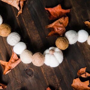 Felt pumpkins, felt ball garland, pumpkin garland, felt garland, pumpkin decor, Thanksgiving garland, Thanksgiving decor, fall tiered tray