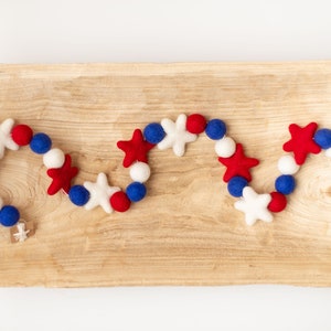 4th of July garland, felt ball garland, 4th of July decor, pom pom garland, patriotic garland, 4th of July bunting, USA decor, felt garland