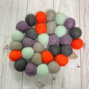 Felt ball garland, Halloween garland, felt ball decor, Halloween felt ball garland, Halloween decor, fall banner, Halloween bunting, pom pom
