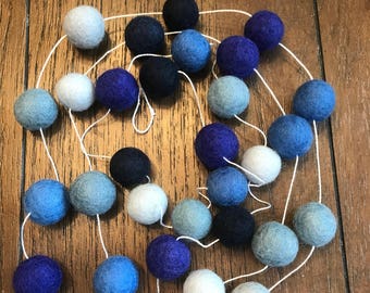 Guirlande de boule de feutre, guirlande de pom de pom, pépinière de guirlande de boule sentie, pépinière de garçon de guirlande de boule de feutre, décor de pom-pom, pépinière de pom, guirlande bleue