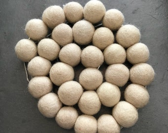 Guirnalda de bolas de fieltro color crema estilo granja, decoración infantil