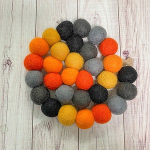 Halloween garland, Halloween banner, Halloween decor, felt ball garland, pom pom garland, spooky decor, fall mantle garland, Halloween party