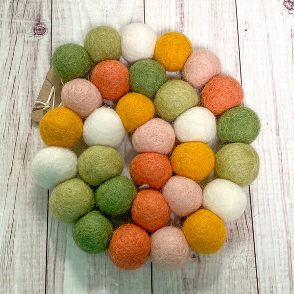 Guirlanda de bolas de feltro, guirlanda de feltro, guirlanda de pompons, pompons de feltro, decoração de bolas de feltro, guirlanda de fazenda, decoração de fazenda, guirlanda de lareira, berçário