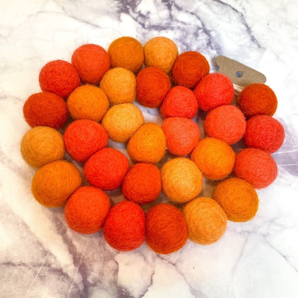 Guirlanda de bolas de feltro, guirlanda de laranja, decoração de bolas de feltro, guirlanda de pompons, bandeirinhas de bolas de feltro, ombré laranja, guirlanda ombré, decoração ombré, pompons de lã