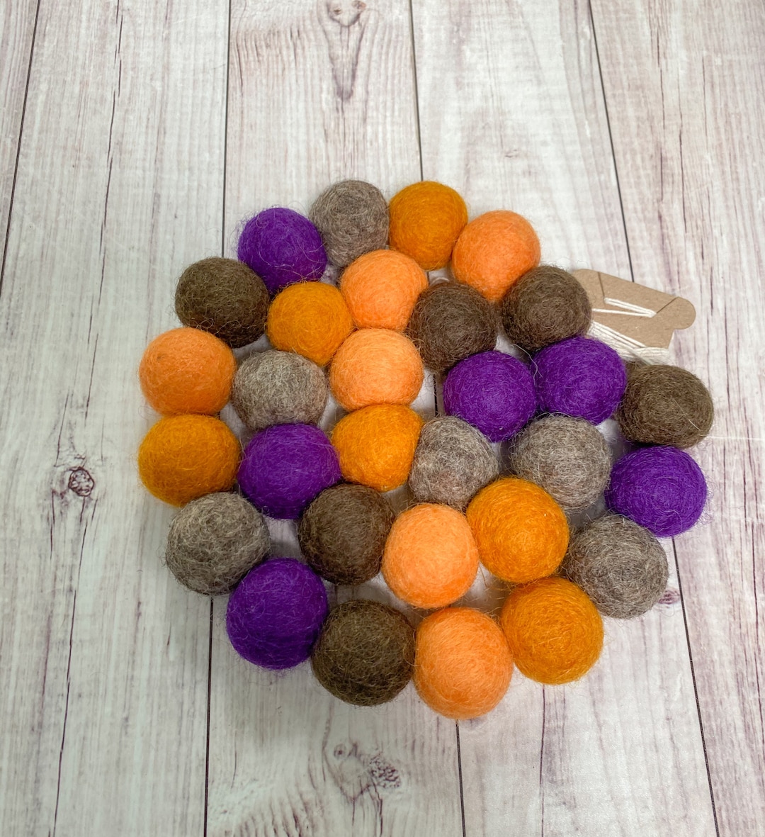 Pom Pom Girlande Halloween – 30 Bunte Kugeln (Weiß, Orange, Lila, Schwarz), 3 Cm Ø, 250 Cm Länge, Flexibel Aufhängbar Für Party, Zuhause & Outdoor-Deko