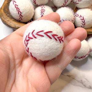 Honkbal, vilthonkbal, viltvorm, vilten sport, zintuiglijke bak, fotorekwisiet voor pasgeborenen, wollen honkbal, doe-het-zelfslinger