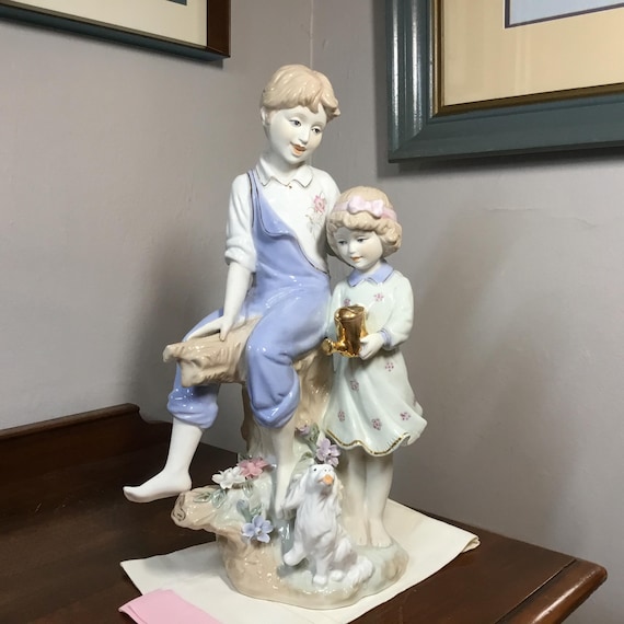Große Porzellanfigur, Junge & Mädchen gießen Pflanzen, Pastellfarben, goldene Akzente