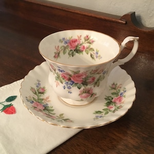 ROYAL ALBERT &quot;Moss ROSE&quot; Cup and Saucer vintage duo, English china from the 50&#39;s