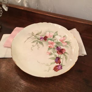 リモージュ フランス ディスプレイ プレート JPL ジャン プヤ、丸いスカロップ エッジ、手描きの花のモチーフ