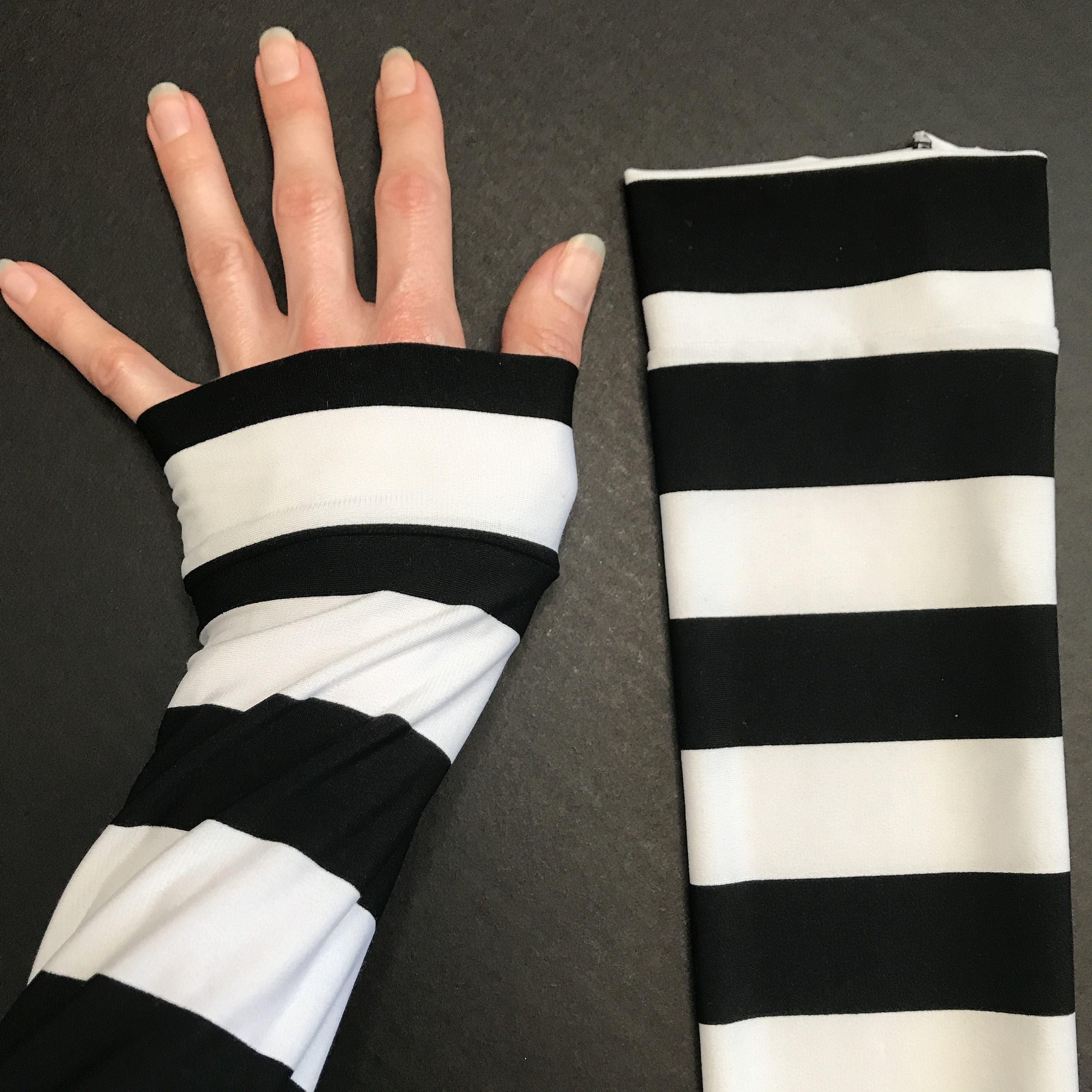 最旬トレンドパンツ Long Arm Warmers Finger Holes Striped Gloves Black 小物