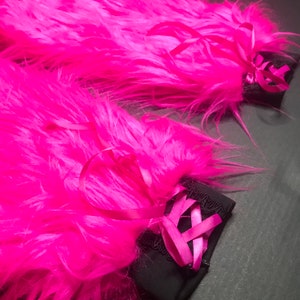Felroze corset beenwarmers met veters en fuzzy bootcovers zwarte bontbeenwarmers ravekleding Cosplaykostuum witte fluffies TRIXY XCHANGE